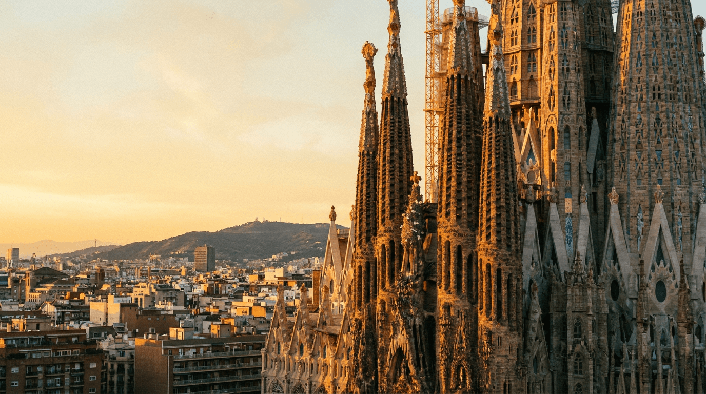 Башни собора Sagrada Família в Барселоне на фоне неба